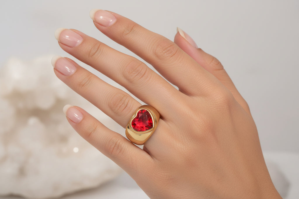 Bague avec un grand coeur rouge Zircon
